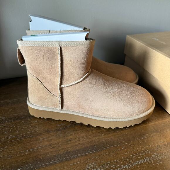 UGG Woman’s Classic Mini II Sheepskin Tan Winter Boots- Size 8 - Picture 3 of 9